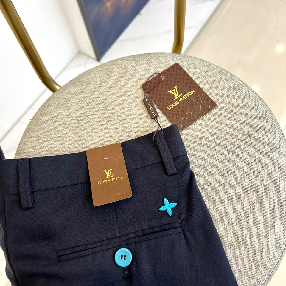 1v、2025秋冬新品发售商务休闲长裤。当经典与匠心相遇，每一处细节皆成为风格的注脚。这款灰色直筒长裤以