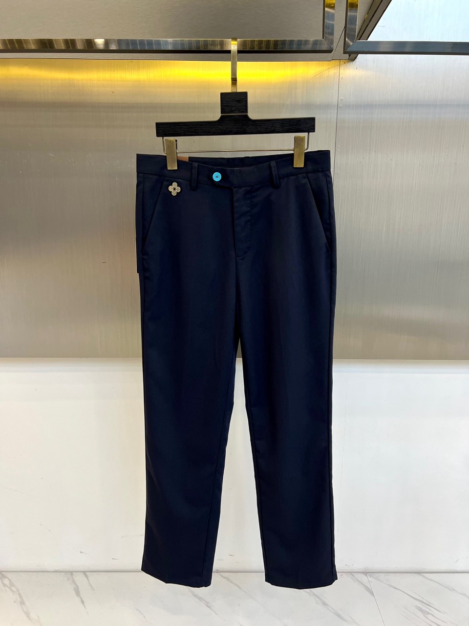 1v、2025秋冬新品发售商务休闲长裤。当经典与匠心相遇，每一处细节皆成为风格的注脚。这款灰色直筒长裤以