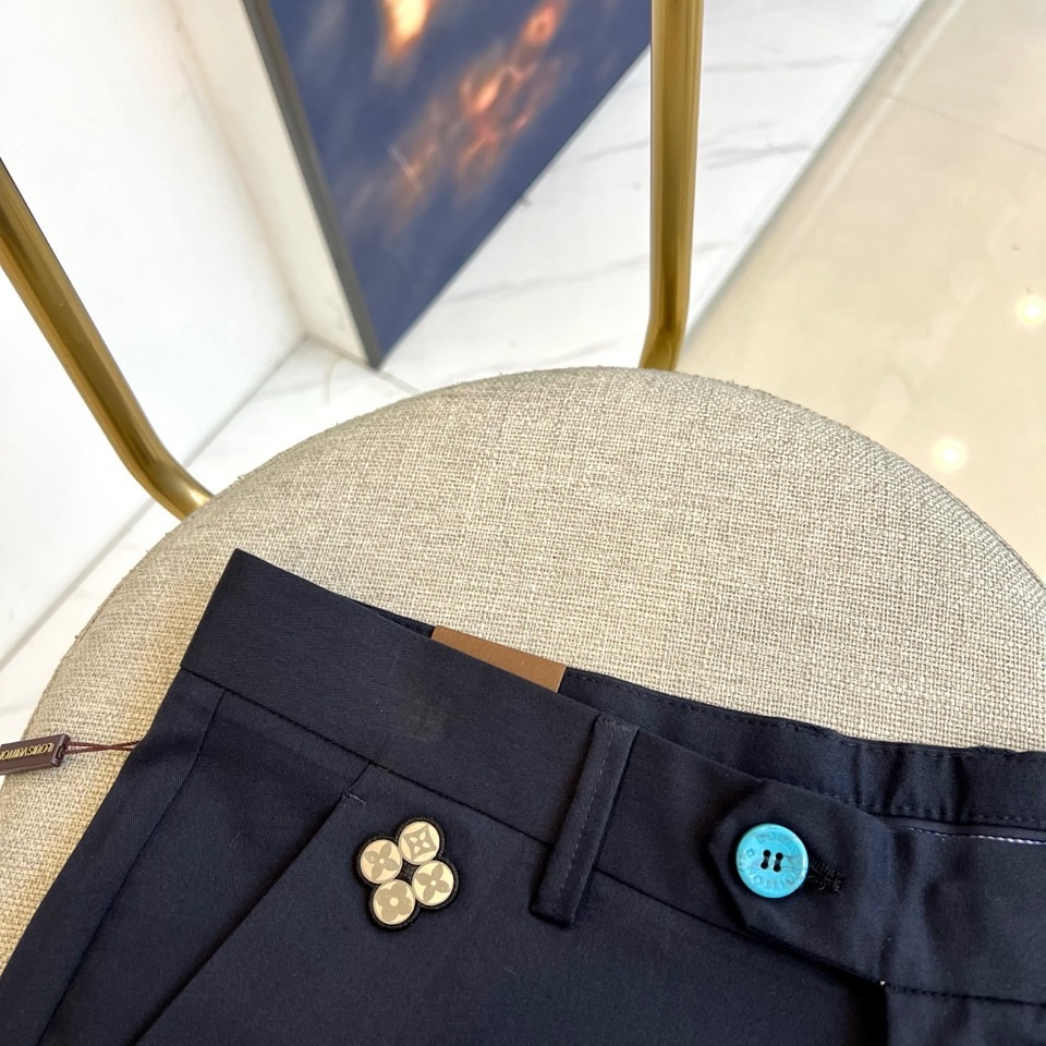 1v、2025秋冬新品发售商务休闲长裤。当经典与匠心相遇，每一处细节皆成为风格的注脚。这款灰色直筒长裤以