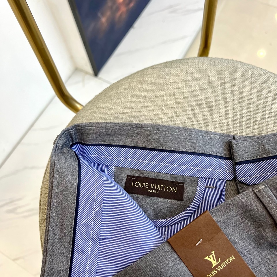 1v、2025秋冬新品发售商务休闲长裤。当经典与匠心相遇，每一处细节皆成为风格的注脚。这款灰色直筒长裤以