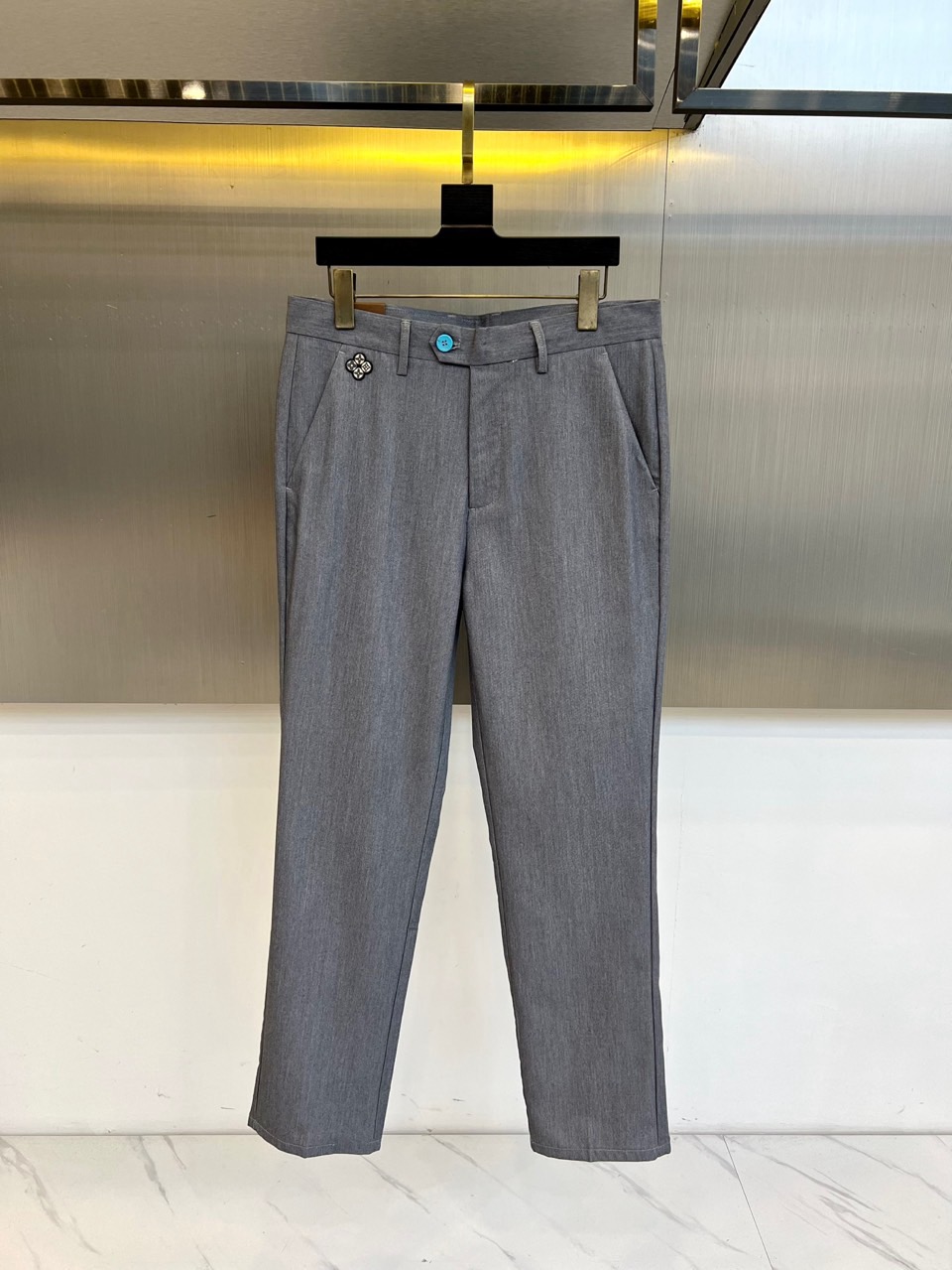 1v、2025秋冬新品发售商务休闲长裤。当经典与匠心相遇，每一处细节皆成为风格的注脚。这款灰色直筒长裤以