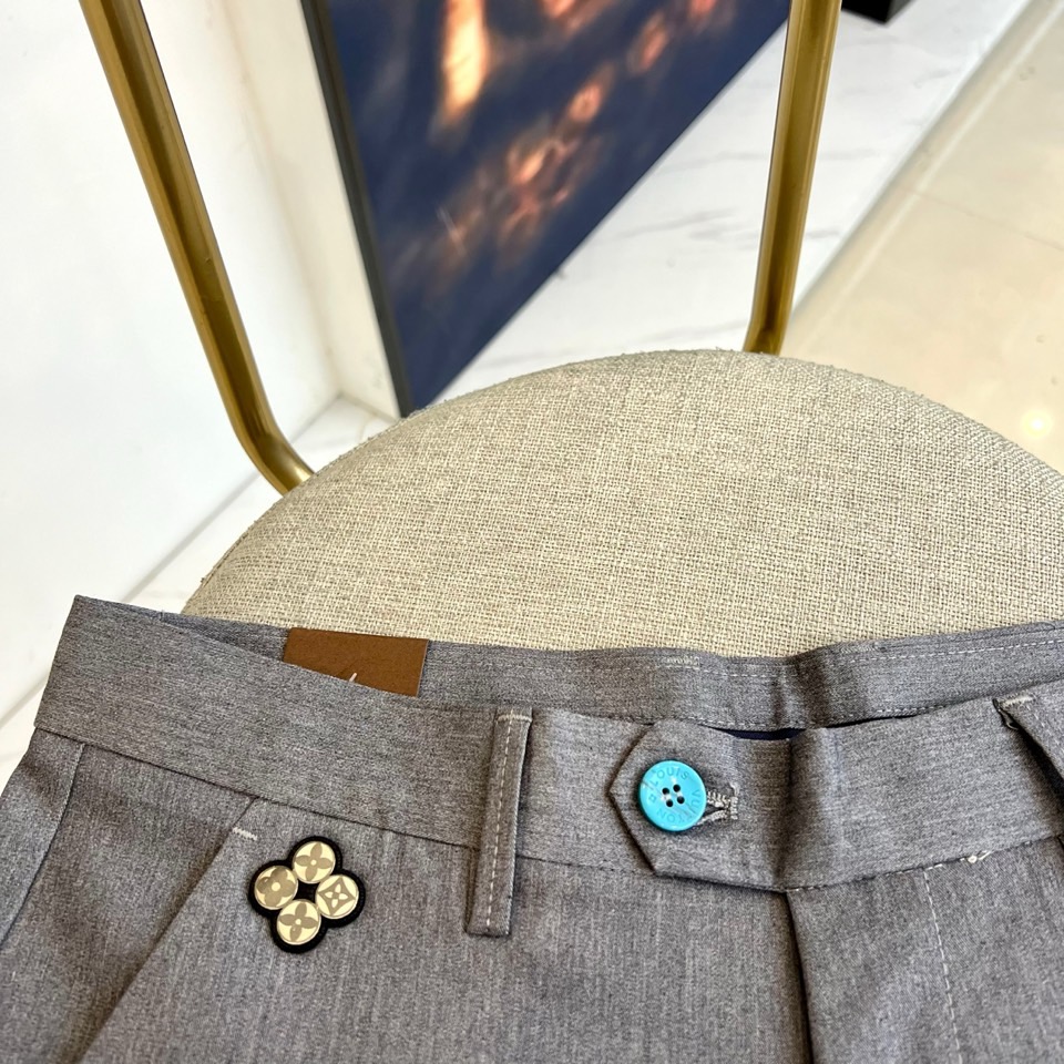 1v、2025秋冬新品发售商务休闲长裤。当经典与匠心相遇，每一处细节皆成为风格的注脚。这款灰色直筒长裤以