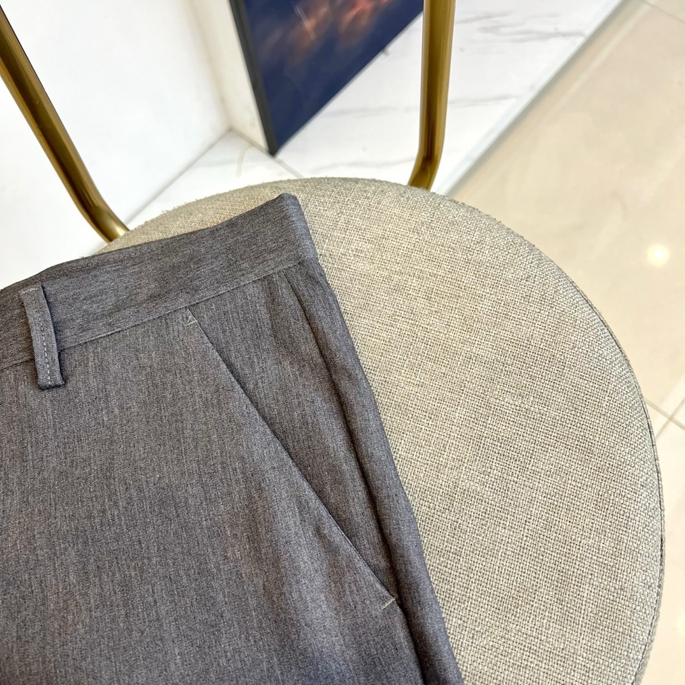 1v、2025秋冬新品发售商务休闲长裤。当经典与匠心相遇，每一处细节皆成为风格的注脚。这款灰色直筒长裤以