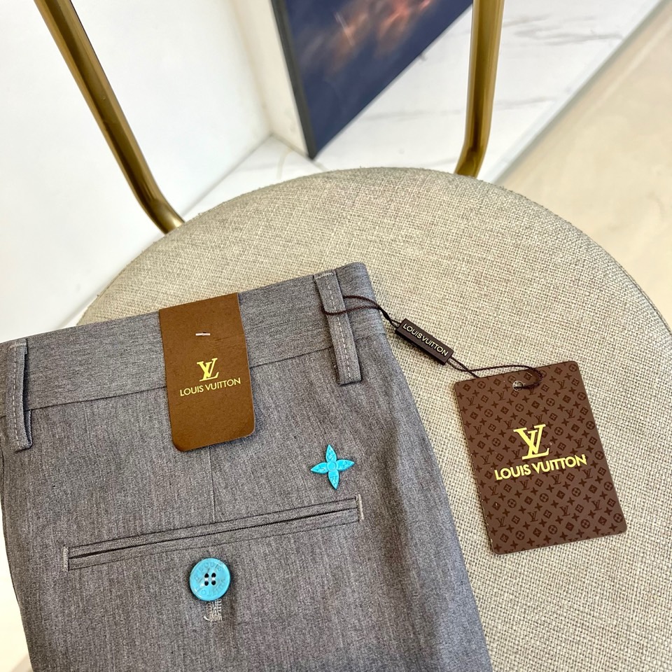 1v、2025秋冬新品发售商务休闲长裤。当经典与匠心相遇，每一处细节皆成为风格的注脚。这款灰色直筒长裤以