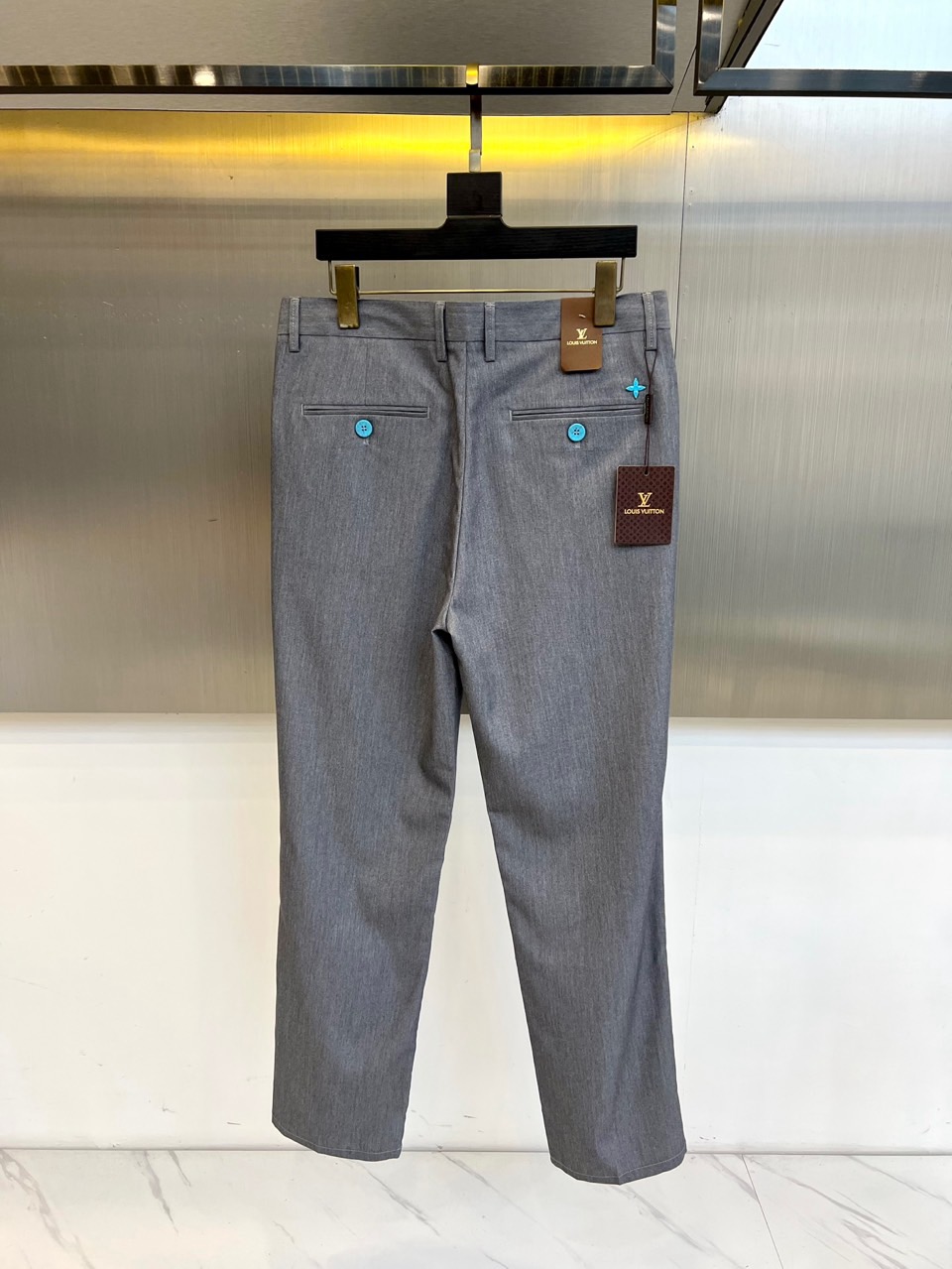 1v、2025秋冬新品发售商务休闲长裤。当经典与匠心相遇，每一处细节皆成为风格的注脚。这款灰色直筒长裤以