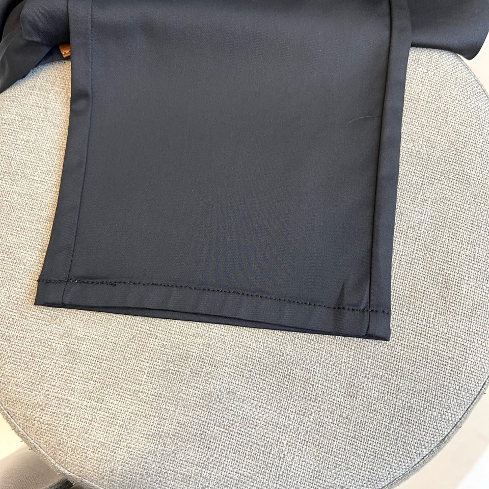 Prad普拉、2025秋冬新品商务休闲长裤。一抹红色，足以定义身份。这条PRADA黑色休闲长裤以极简轮廓