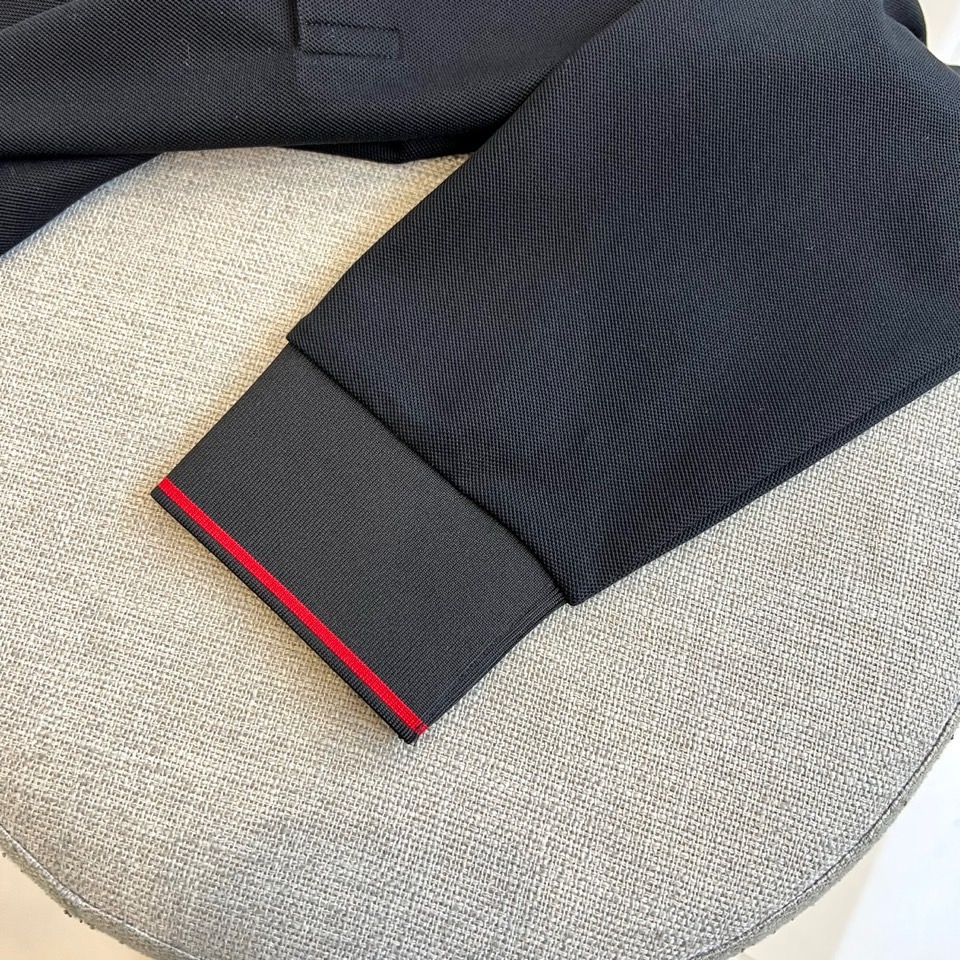 GUCC古驰、2025秋冬装经典长袖Polo衫。以匠心细节重塑现代男士衣橱，诠释低调奢华的日常美学。 ◦