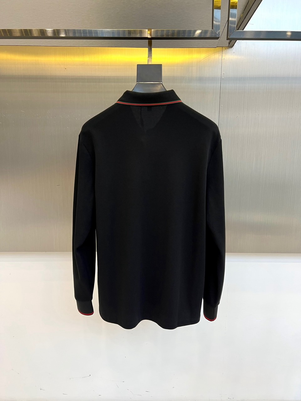 GUCC古驰、2025秋冬装经典长袖Polo衫。以匠心细节重塑现代男士衣橱，诠释低调奢华的日常美学。 ◦