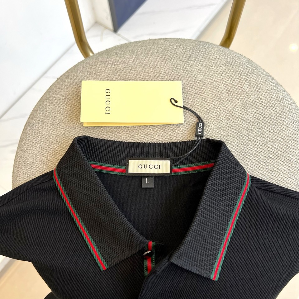 GUCC古驰、2025秋冬装经典长袖Polo衫。以匠心细节重塑现代男士衣橱，诠释低调奢华的日常美学。 ◦