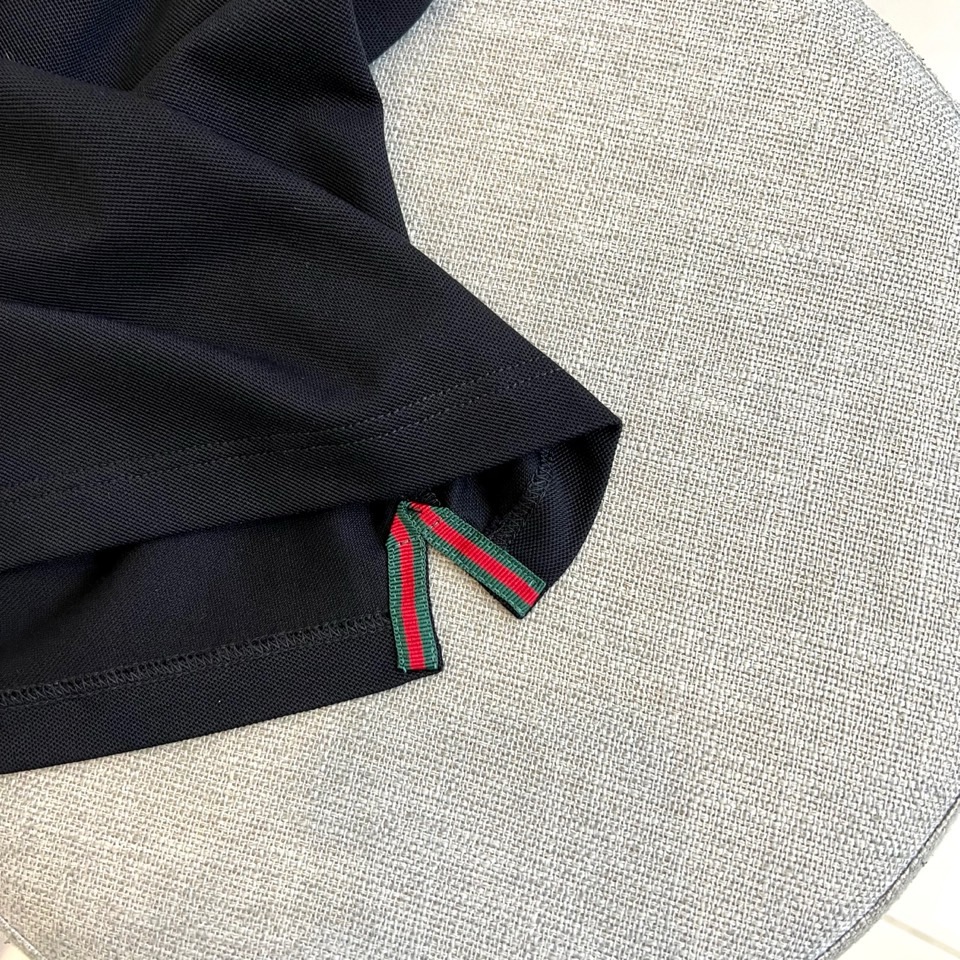 GUCC古驰、2025秋冬装经典长袖Polo衫。以匠心细节重塑现代男士衣橱，诠释低调奢华的日常美学。 ◦