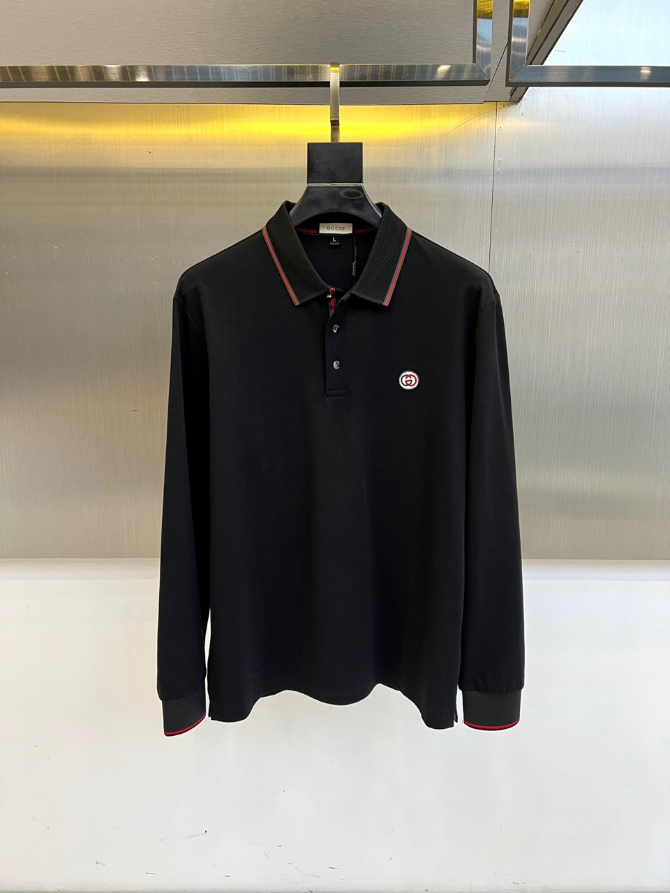 GUCC古驰、2025秋冬装经典长袖Polo衫。以匠心细节重塑现代男士衣橱，诠释低调奢华的日常美学。 ◦