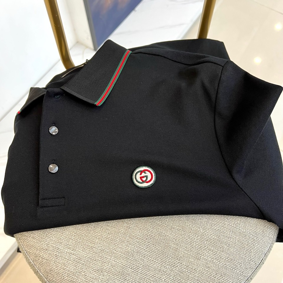 GUCC古驰、2025秋冬装经典长袖Polo衫。以匠心细节重塑现代男士衣橱，诠释低调奢华的日常美学。 ◦