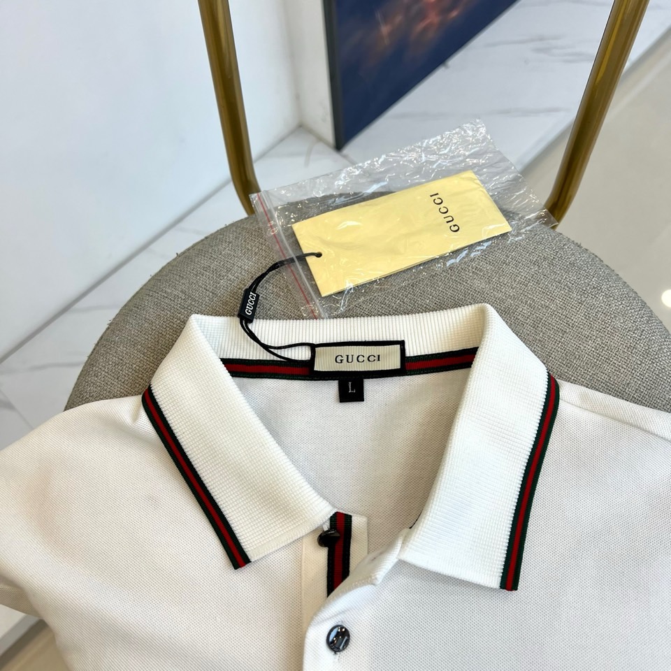 GUCC古驰、2025秋冬装经典长袖Polo衫。以匠心细节重塑现代男士衣橱，诠释低调奢华的日常美学。 ◦