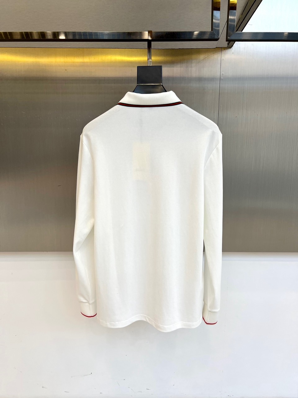 GUCC古驰、2025秋冬装经典长袖Polo衫。以匠心细节重塑现代男士衣橱，诠释低调奢华的日常美学。 ◦