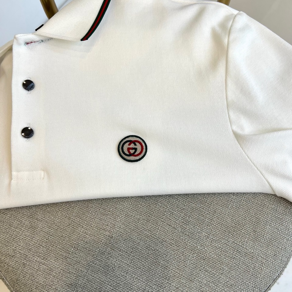 GUCC古驰、2025秋冬装经典长袖Polo衫。以匠心细节重塑现代男士衣橱，诠释低调奢华的日常美学。 ◦