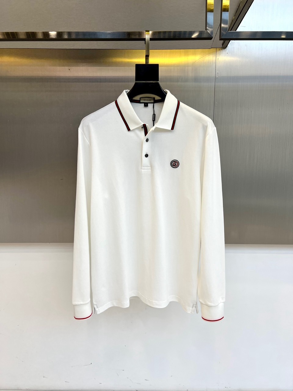 GUCC古驰、2025秋冬装经典长袖Polo衫。以匠心细节重塑现代男士衣橱，诠释低调奢华的日常美学。 ◦