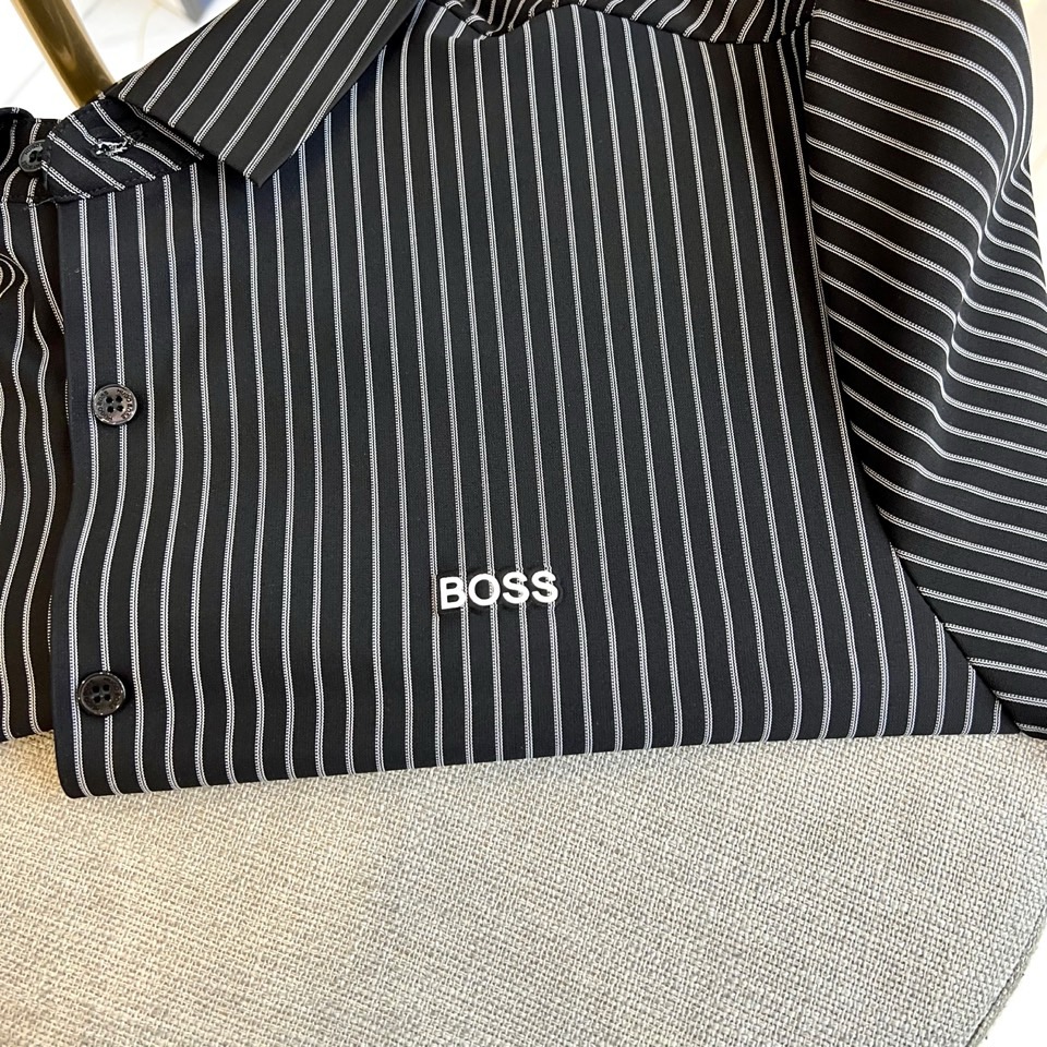 BOSS 、2025秋冬新品男士经典条纹衬衫。以匠心细节诠释现代商务美学，重塑职场精英的日常着装典范1.
