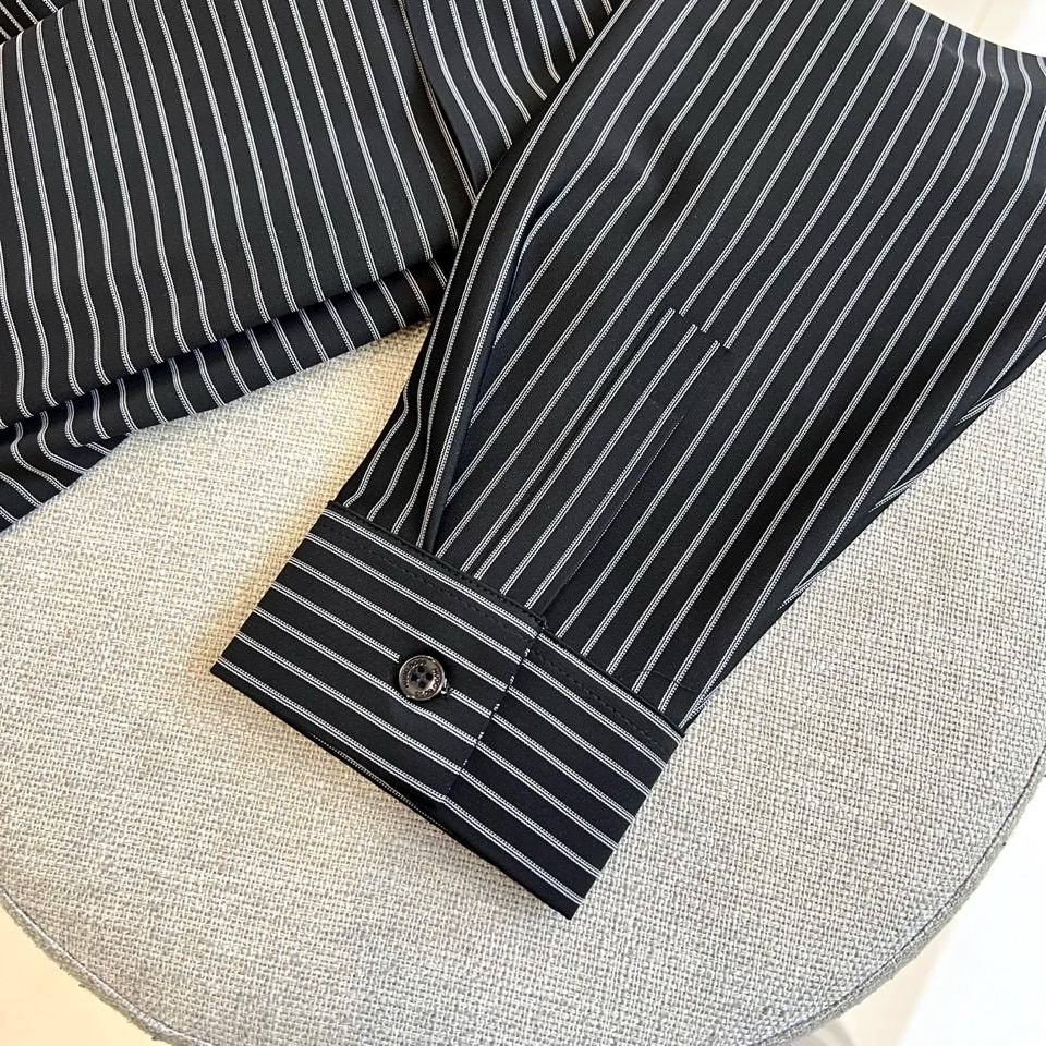 BOSS 、2025秋冬新品男士经典条纹衬衫。以匠心细节诠释现代商务美学，重塑职场精英的日常着装典范1.