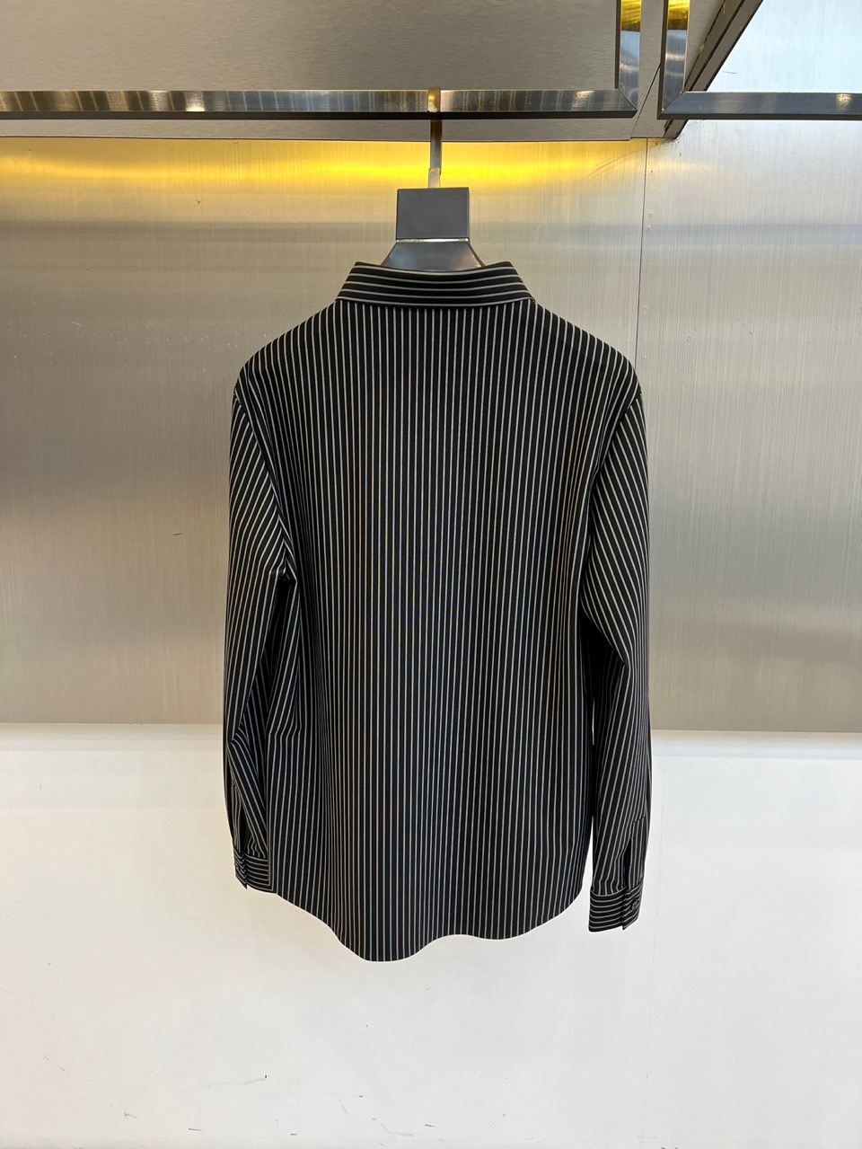 BOSS 、2025秋冬新品男士经典条纹衬衫。以匠心细节诠释现代商务美学，重塑职场精英的日常着装典范1.