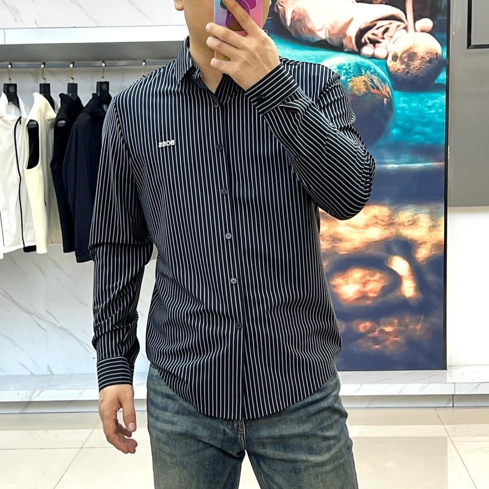 BOSS 、2025秋冬新品男士经典条纹衬衫。以匠心细节诠释现代商务美学，重塑职场精英的日常着装典范1.