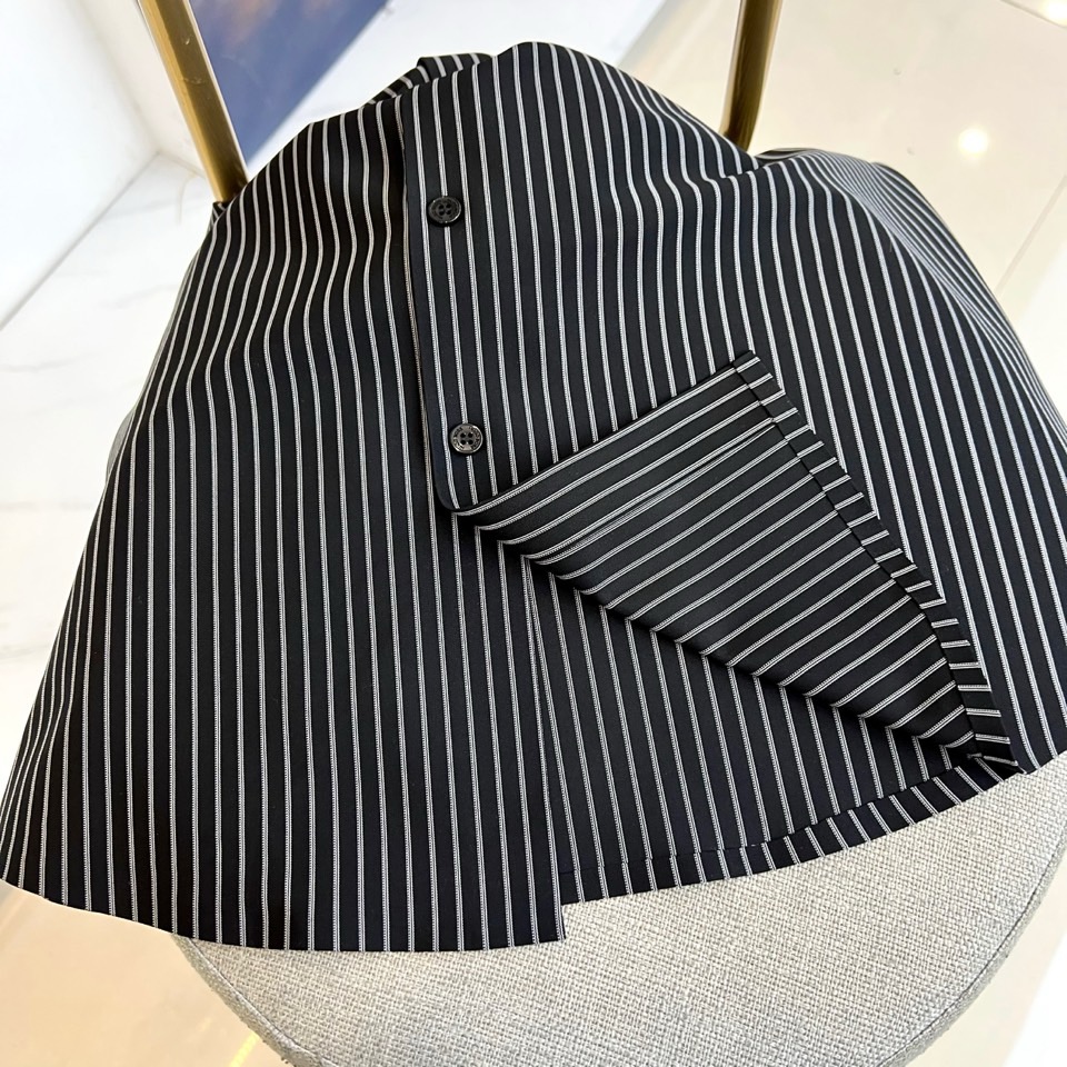 BOSS 、2025秋冬新品男士经典条纹衬衫。以匠心细节诠释现代商务美学，重塑职场精英的日常着装典范1.