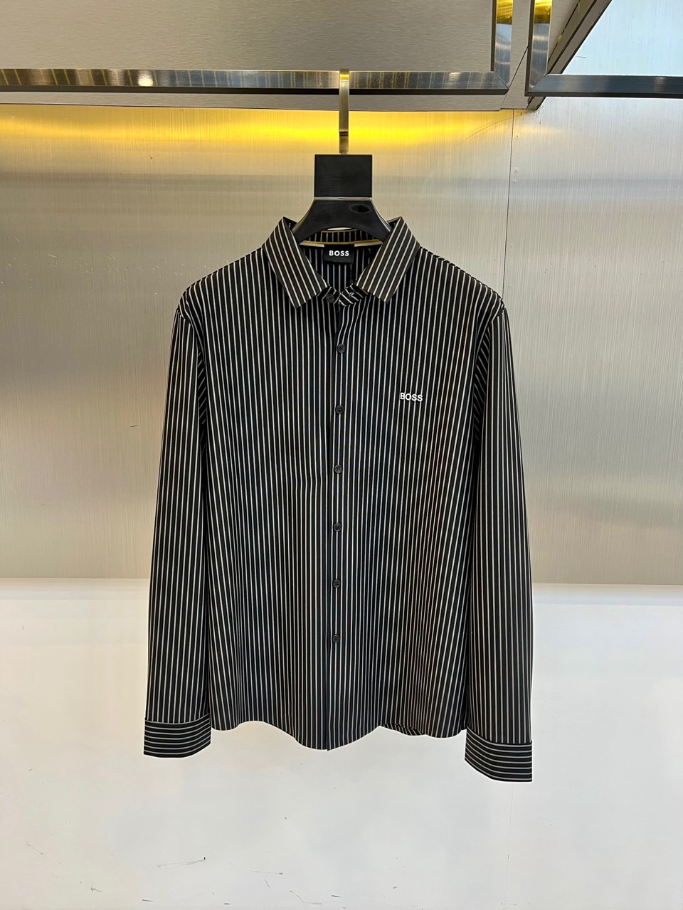 BOSS 、2025秋冬新品男士经典条纹衬衫。以匠心细节诠释现代商务美学，重塑职场精英的日常着装典范1.