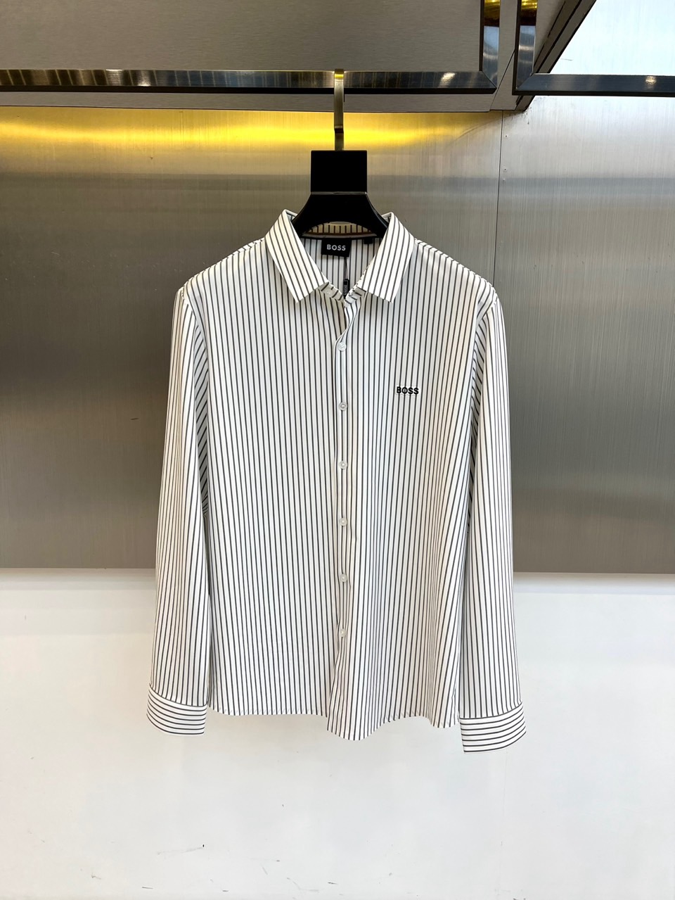 BOSS 、2025秋冬新品男士经典条纹衬衫。以匠心细节诠释现代商务美学，重塑职场精英的日常着装典范1.