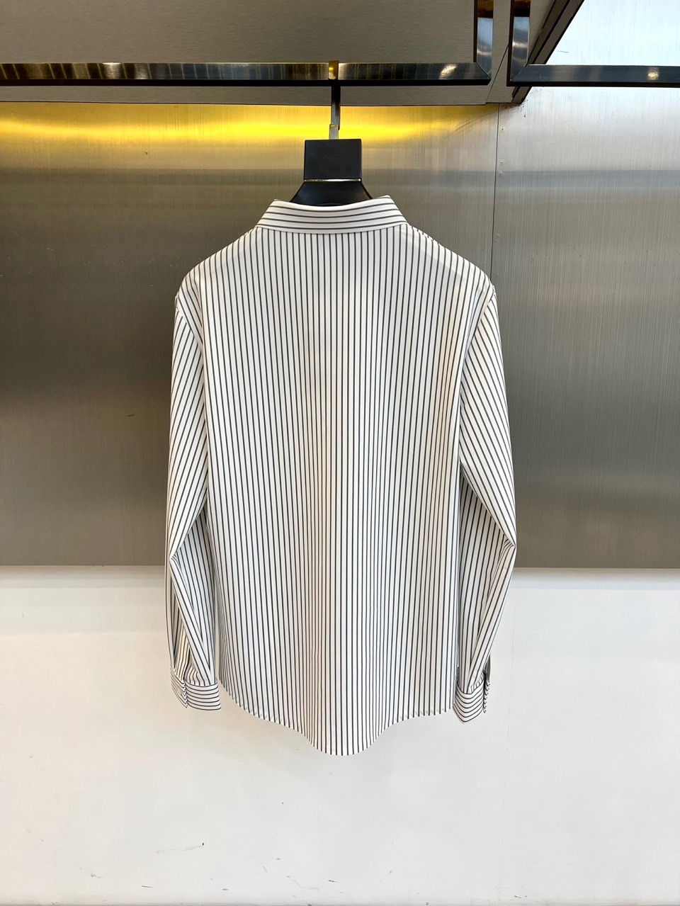 BOSS 、2025秋冬新品男士经典条纹衬衫。以匠心细节诠释现代商务美学，重塑职场精英的日常着装典范1.