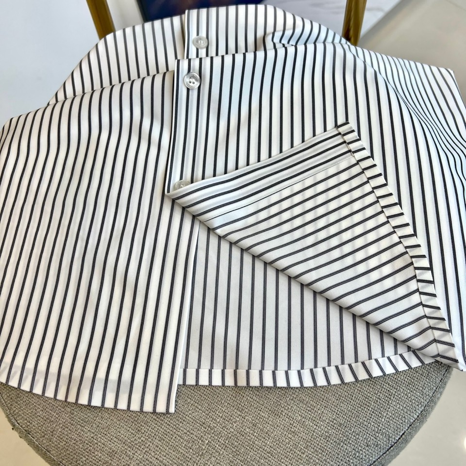 BOSS 、2025秋冬新品男士经典条纹衬衫。以匠心细节诠释现代商务美学，重塑职场精英的日常着装典范1.