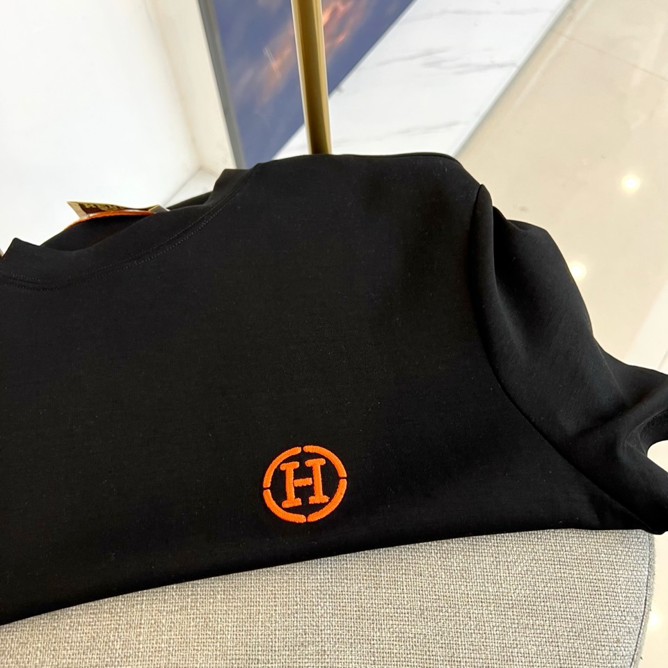 H爱马仕、25s秋冬新品空气层中袖体恤。选用240克重兰精天丝柔感空气棉，结合绿色环保再生纤维，氨纶的混