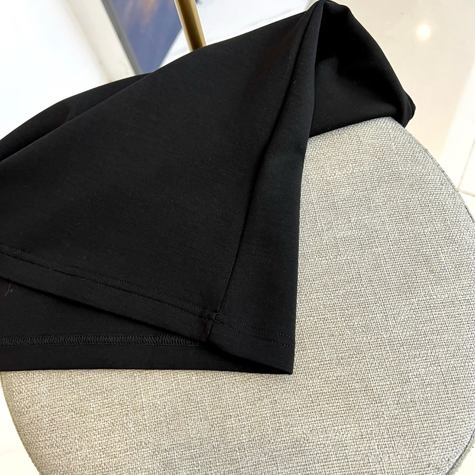 H爱马仕、25s秋冬新品空气层中袖体恤。选用240克重兰精天丝柔感空气棉，结合绿色环保再生纤维，氨纶的混