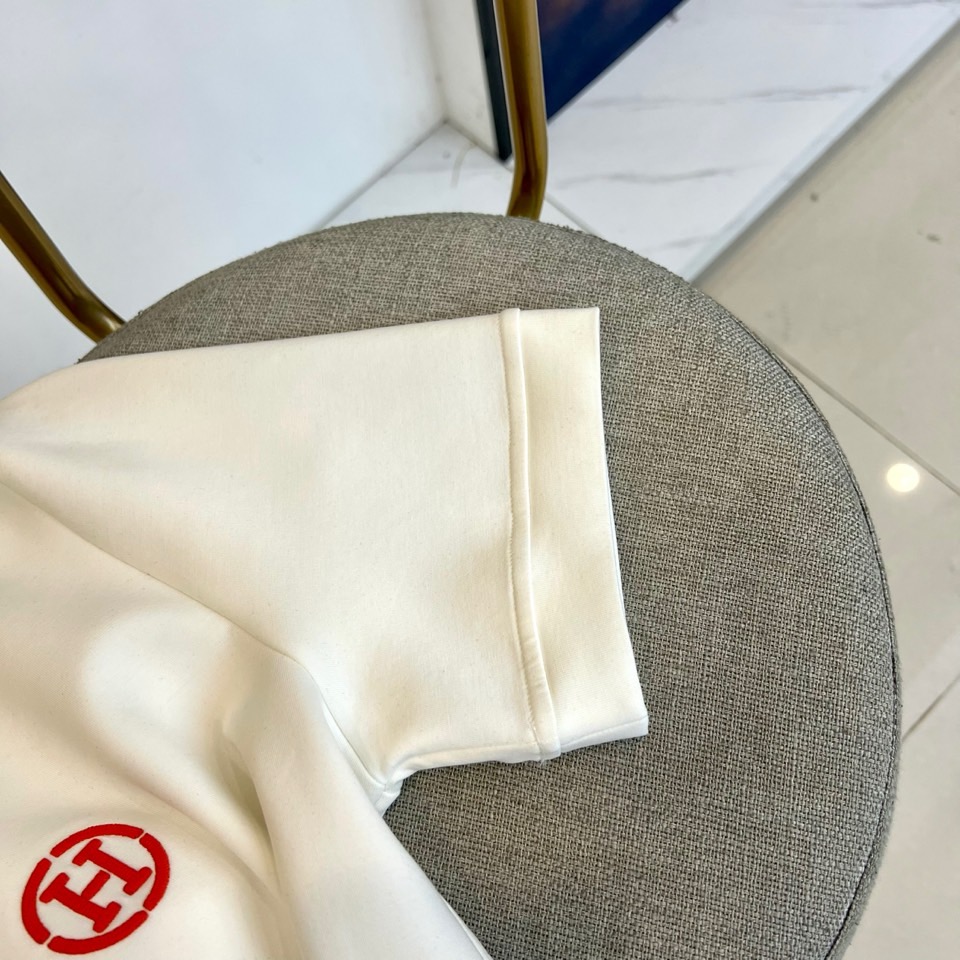 H爱马仕、25s秋冬新品空气层中袖体恤。选用240克重兰精天丝柔感空气棉，结合绿色环保再生纤维，氨纶的混