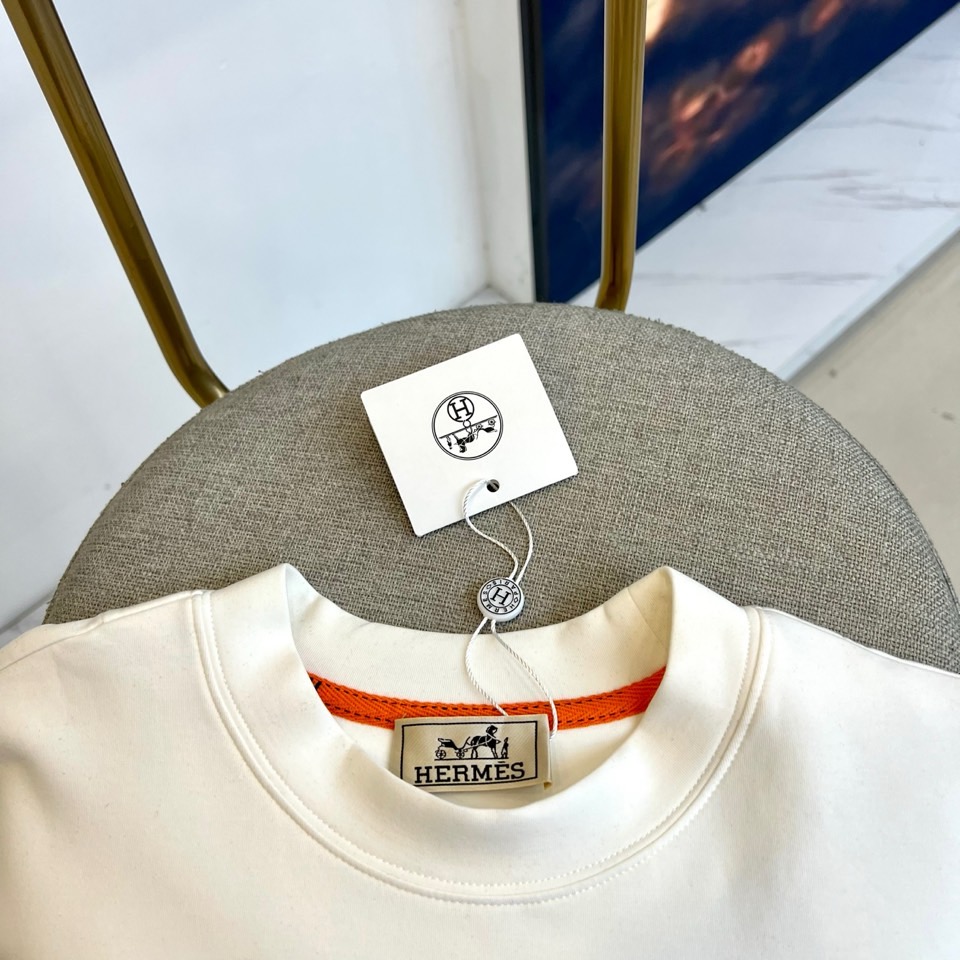 H爱马仕、25s秋冬新品空气层中袖体恤。选用240克重兰精天丝柔感空气棉，结合绿色环保再生纤维，氨纶的混