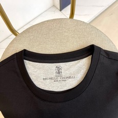 Brunello Cucinelli 2025秋冬系列。延续BC标志性的精湛工艺。2025秋冬系列以温润 Brunello Cucinelli 2025秋冬系列。延续BC标志性的精湛工艺。2025秋冬系列以温润