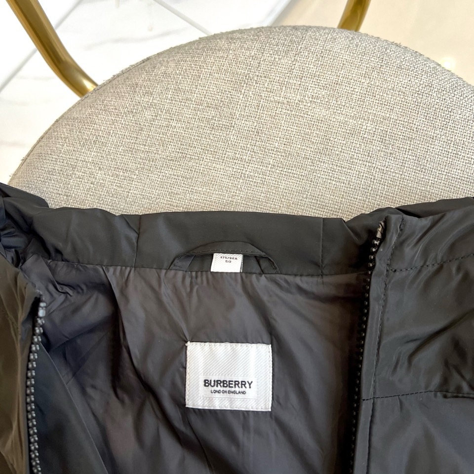 Bur巴宝莉、2025s，B家新款战马连帽夹克。最近比较火热的环保聚酯纤维记忆面料制作而成，高端户外运动