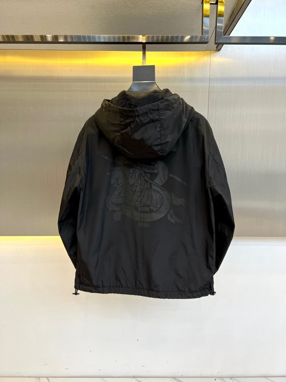 Bur巴宝莉、2025s，B家新款战马连帽夹克。最近比较火热的环保聚酯纤维记忆面料制作而成，高端户外运动