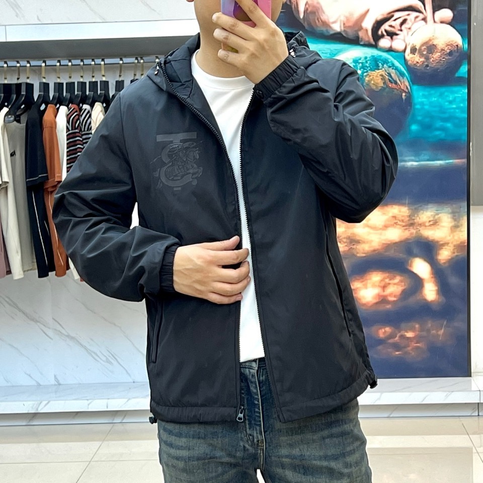 Bur巴宝莉、2025s，B家新款战马连帽夹克。最近比较火热的环保聚酯纤维记忆面料制作而成，高端户外运动