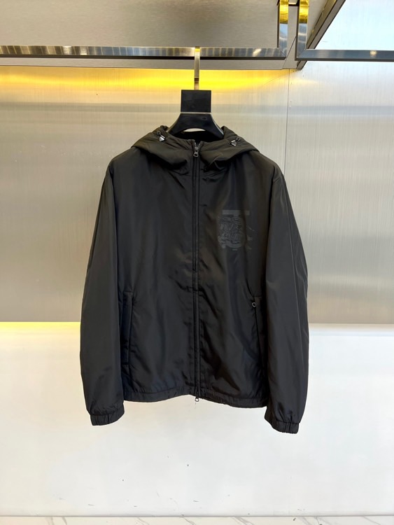 Bur巴宝莉、2025s，B家新款战马连帽夹克。最近比较火热的环保聚酯纤维记忆面料制作而成，高端户外运动