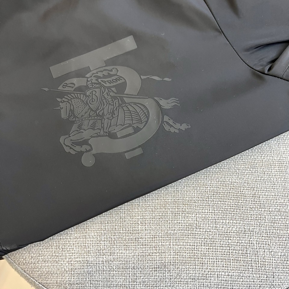 Bur巴宝莉、2025s，B家新款战马连帽夹克。最近比较火热的环保聚酯纤维记忆面料制作而成，高端户外运动