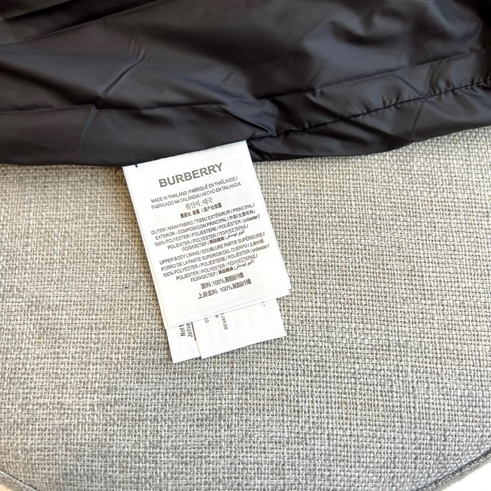 Bur巴宝莉、2025s，B家新款战马连帽夹克。最近比较火热的环保聚酯纤维记忆面料制作而成，高端户外运动