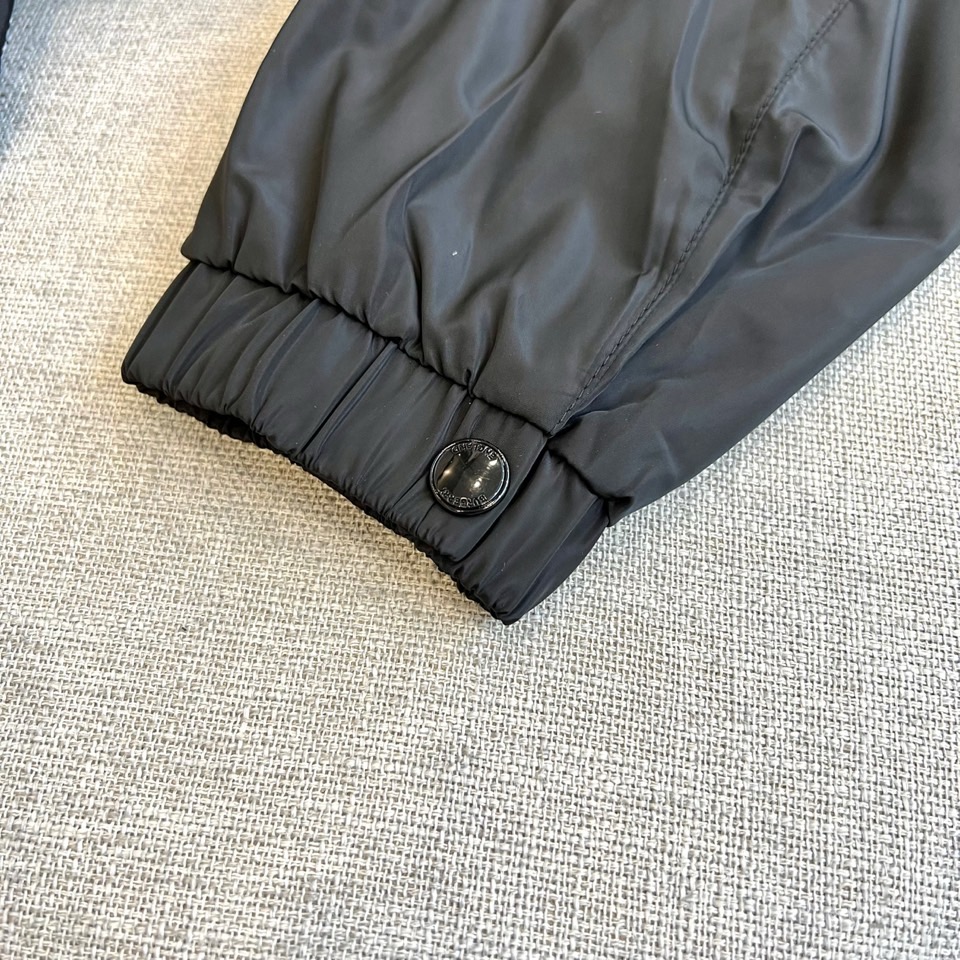 Bur巴宝莉、2025s，B家新款战马连帽夹克。最近比较火热的环保聚酯纤维记忆面料制作而成，高端户外运动