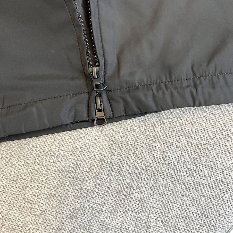 Bur巴宝莉、2025s，B家新款战马连帽夹克。最近比较火热的环保聚酯纤维记忆面料制作而成，高端户外运动