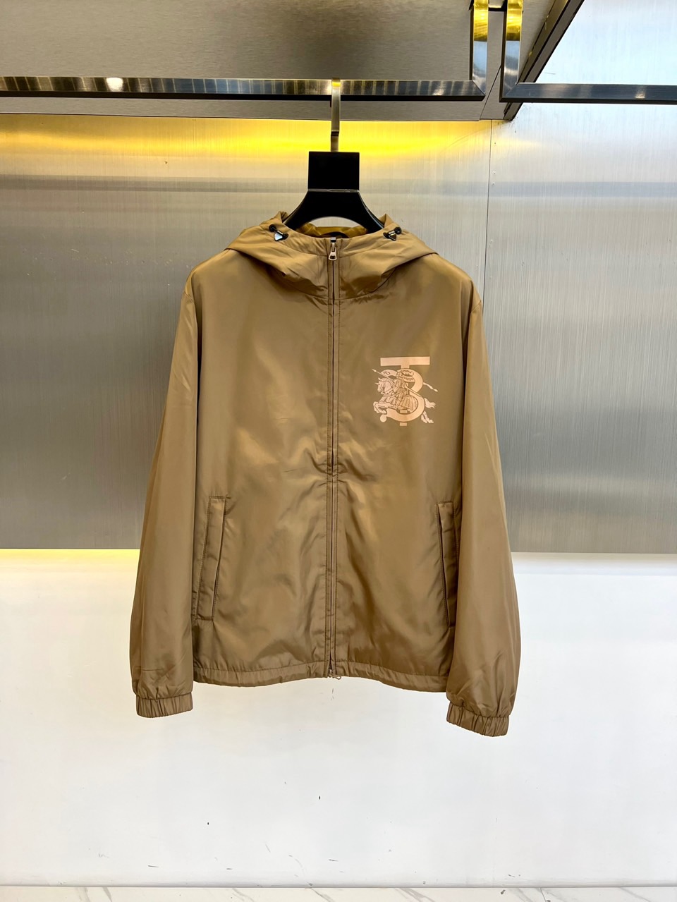 Bur巴宝莉、2025s，B家新款战马连帽夹克。最近比较火热的环保聚酯纤维记忆面料制作而成，高端户外运动