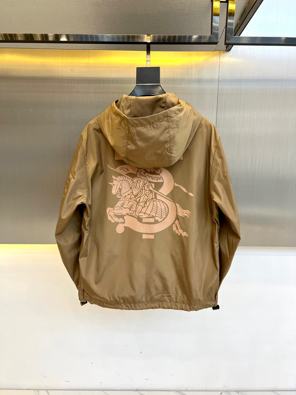 Bur巴宝莉、2025s，B家新款战马连帽夹克。最近比较火热的环保聚酯纤维记忆面料制作而成，高端户外运动