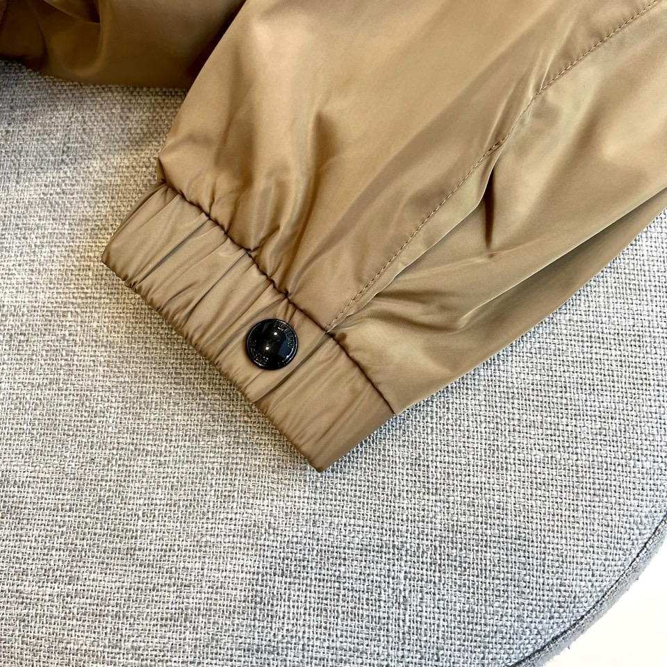 Bur巴宝莉、2025s，B家新款战马连帽夹克。最近比较火热的环保聚酯纤维记忆面料制作而成，高端户外运动