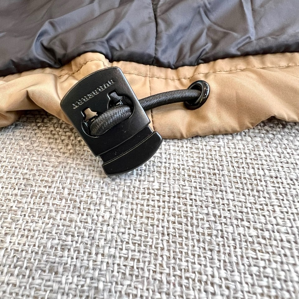 Bur巴宝莉、2025s，B家新款战马连帽夹克。最近比较火热的环保聚酯纤维记忆面料制作而成，高端户外运动