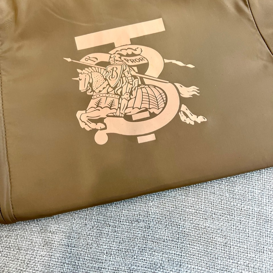 Bur巴宝莉、2025s，B家新款战马连帽夹克。最近比较火热的环保聚酯纤维记忆面料制作而成，高端户外运动