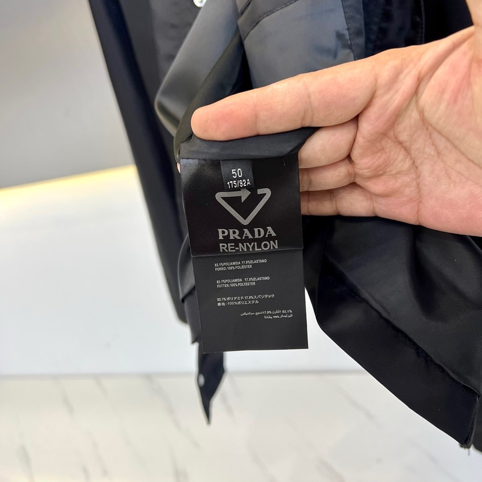 Prad普拉、2025FW 男士翻领夹克外套 ，这种就是设计师屡试不爽的版型，上身很飒，客供定制面料，春