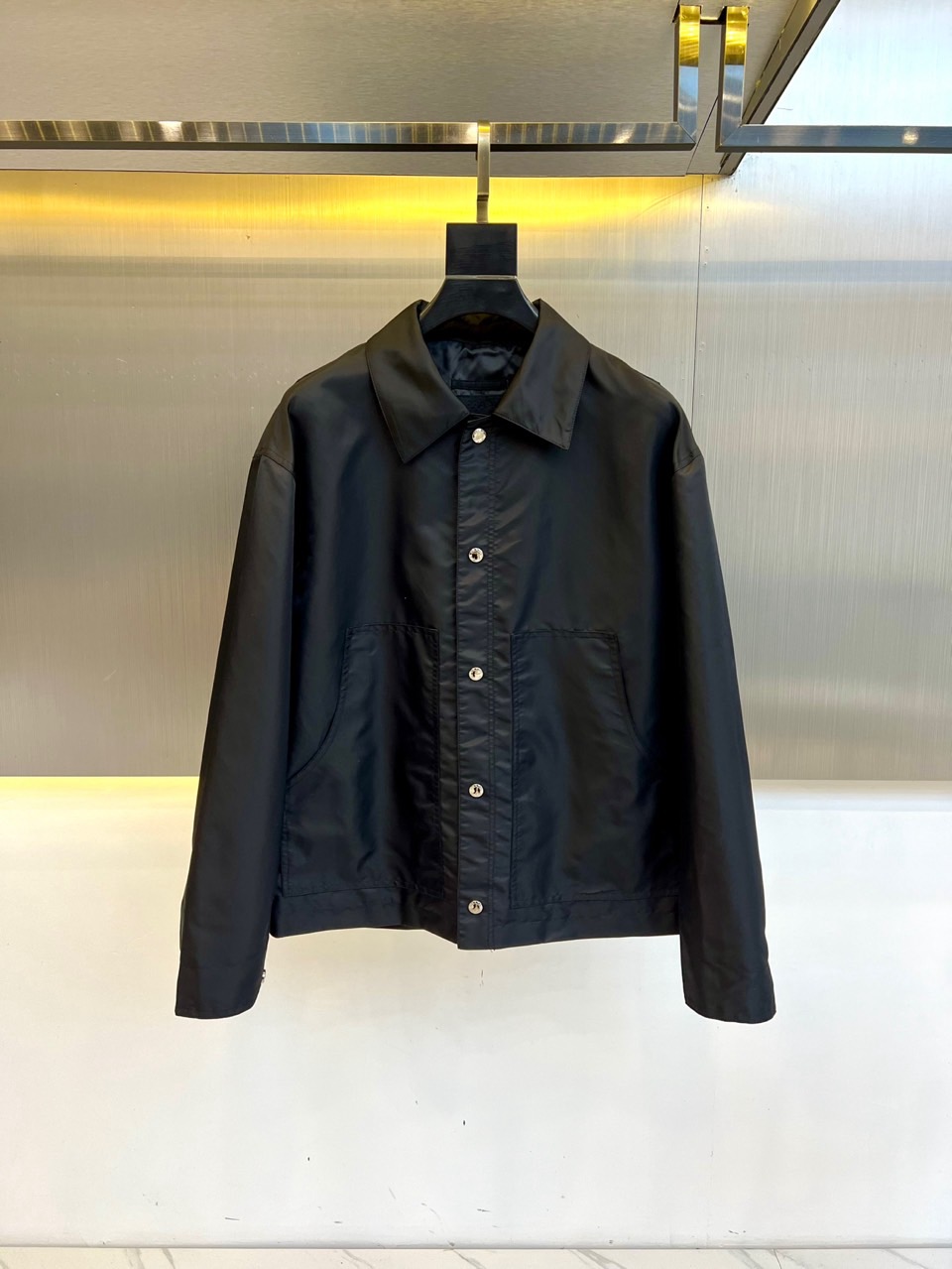 Prad普拉、2025FW 男士翻领夹克外套 ，这种就是设计师屡试不爽的版型，上身很飒，客供定制面料，春