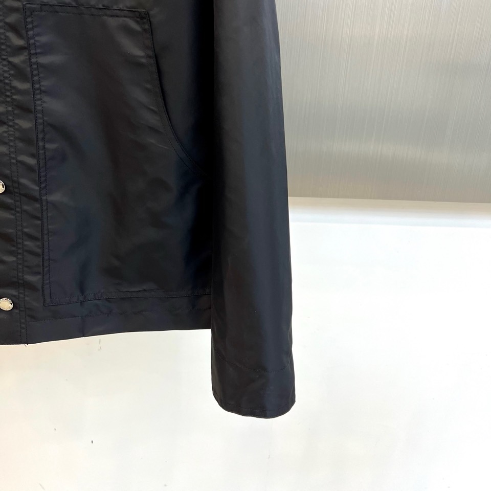 Prad普拉、2025FW 男士翻领夹克外套 ，这种就是设计师屡试不爽的版型，上身很飒，客供定制面料，春